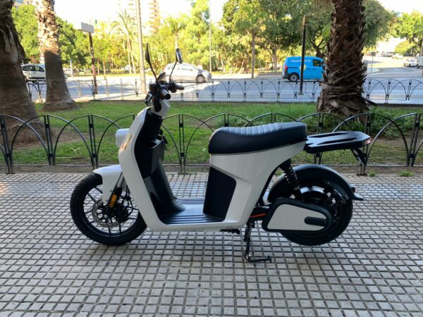 Arena Liberare Delivery moto electrica ciclomotor bateria NQi ‎UQi  ‎MQi  ‎MQi+ pusa puma niu ecomobility green world nuuk silence