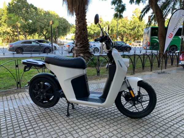 Arena Liberare Delivery moto electrica ciclomotor bateria NQi ‎UQi  ‎MQi  ‎MQi+ pusa puma niu ecomobility green world nuuk silence